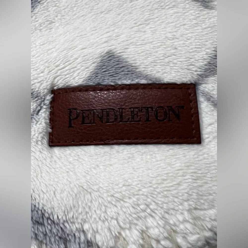 LIKE NEW PENDLETON Ultra Soft Sherpa Fleece Plush Throw 50
